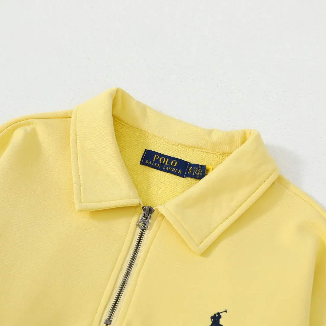 P260 #R99 Ralph Lauren pony logo eight-color half-zip lapel sweatshirt. Wear three times in one suit, easy to switch styles: Fully stand-up collar mode: crisp lapel three-dimensional windproof, taking into account warmth and cool lines, full of coolness ▫️Half-open lazy mode: slightly exposed collarbone, relaxed and comfortable | Pair with a shirt or high collar to show the intellectual atmosphere ▫️Full-open V-neck mode: Visually extends the neck-shoulder ratio | Stacking is more layered, hiding the flesh and making it look slimmer, making it easy to wear with a sense of luxury. Genderless design, shared wardrobe concept: White is gentle and elegant | Black is cool and slimming | Both colors can be used to create a couple CP look. 8 colors are available in the full line | From classic to soft | Meet all daily and occasion dressing needs Quality is reflected in the details: Micro-label logo embroidery | Loose but not procrastinating tailoring | High-grade fabrics ensure a comfortable fit. Easily manage various scenarios such as workplace commuting, weekend leisure, and date travel, effortless chic is the definition of effortless chic.  Color: Black White Navy Mint Green Khaki Pink Yellow Army Green Size: S M L